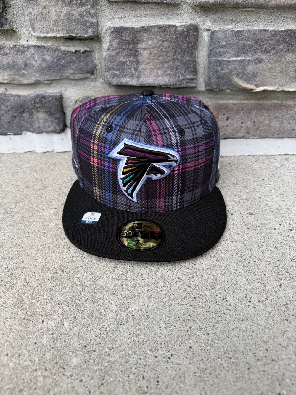 Atlanta Falcons Special Edition Plaid Cancer Awarness Snapnack HatSize 7 1/2 NWT